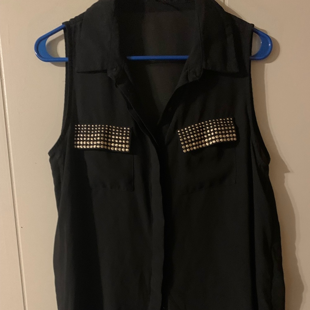 3/$20 Forever 21 Sz L Black sleeveless top w/ gold/brass detail on pockets. EUC.